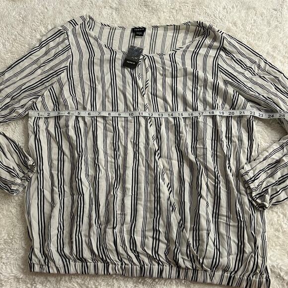 Torrid NWT Women's White/ Black Strip KeyHole Long Sleeve Elastic Waist Band Sz2 - Picture 3 of 7
